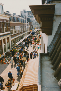 862034 Gezicht op de vrijmarkt op Koninginnedag, in de Willemstraat in Wijk C te Utrecht, vanaf het pand Willemstraat ...